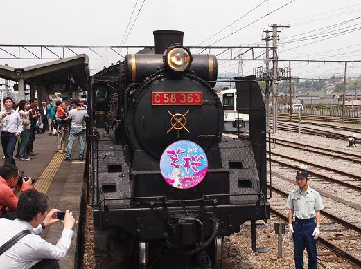 芝桜駅に停車したC58形.JPG