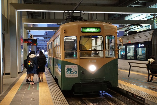 雨の 富山地鉄 7018リバイバル色4