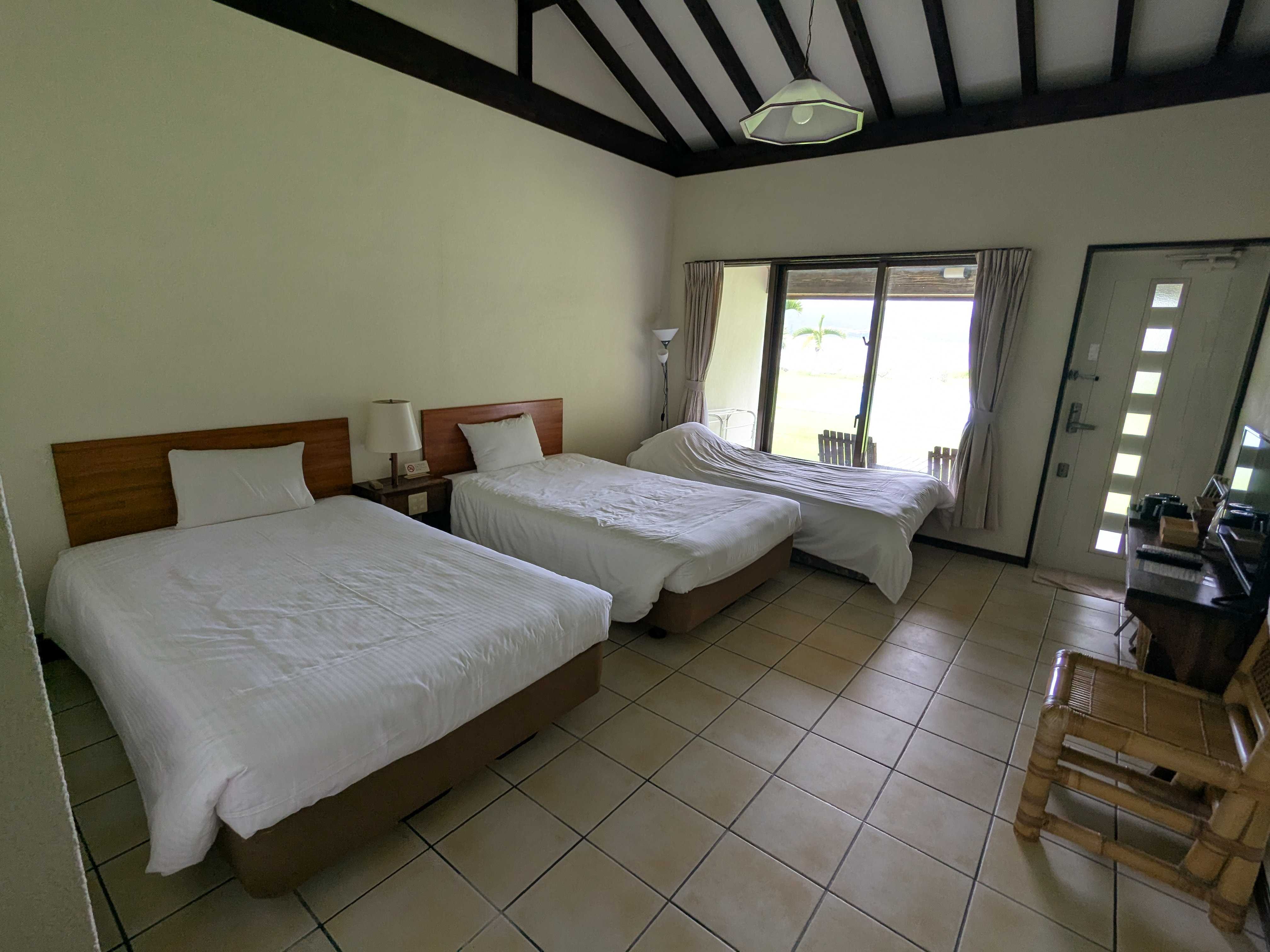 西表島ホテル　ヴィラうなりざき　部屋　内観　天井が高く広々