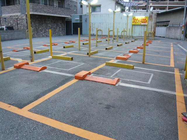 昼の駐車場