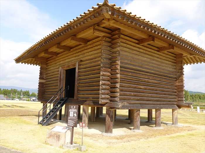 九州の続日本百名城を訪ねる その7 熊本 鞠智城 3 4 鞠智城温故創生之碑 八角形鼓楼 米倉 礎石跡 Jinさんの陽蜂農遠日記 楽天ブログ