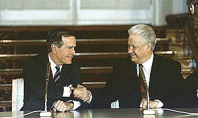 ブッシュ・アメリカ大統領 とエリツィン・ロシア大統領 との握手