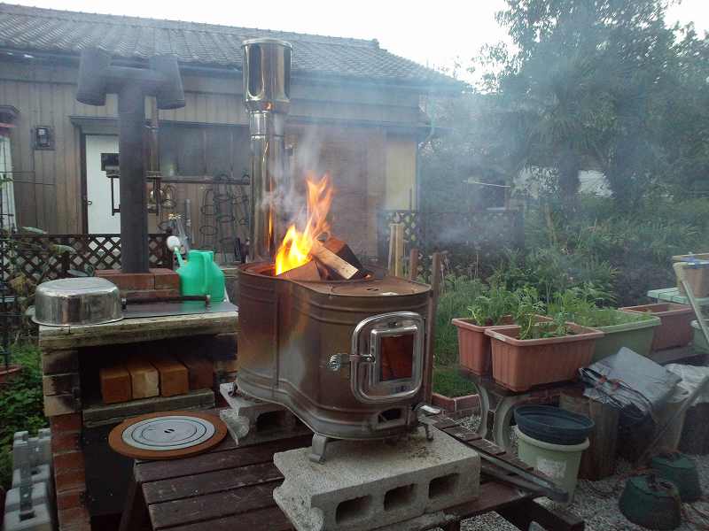 今夕も屋外で、煮炊き。