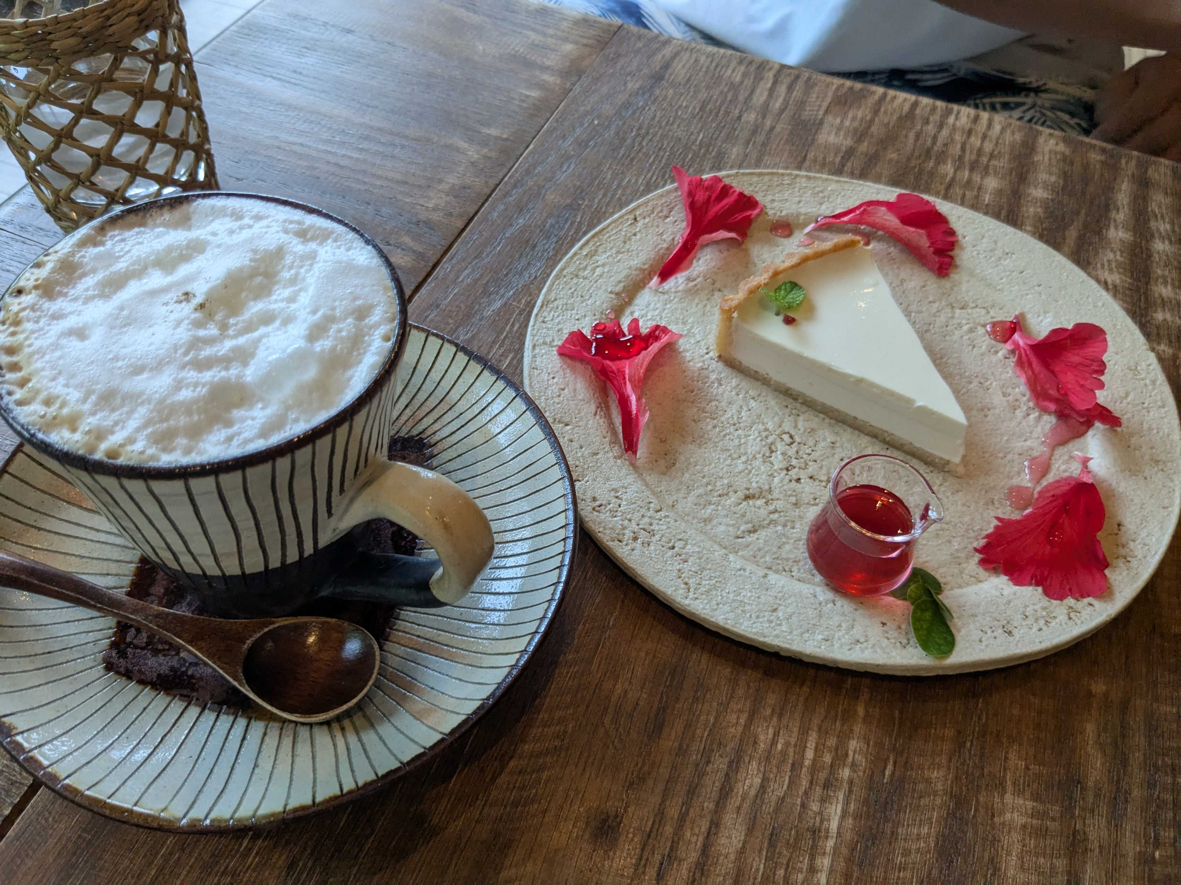 石垣島白保ビーチ近く　しらほいえカフェ　子連れカフェ　豆乳レアケーキとホットカフェラテ