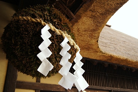 杉玉・茅葺屋根