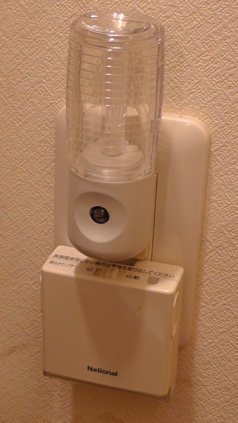 パナソニックのLED保安灯とナイトライトNL30AMの比較　同時使用