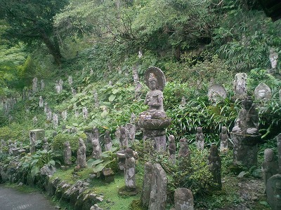 四番、金昌寺の石仏。