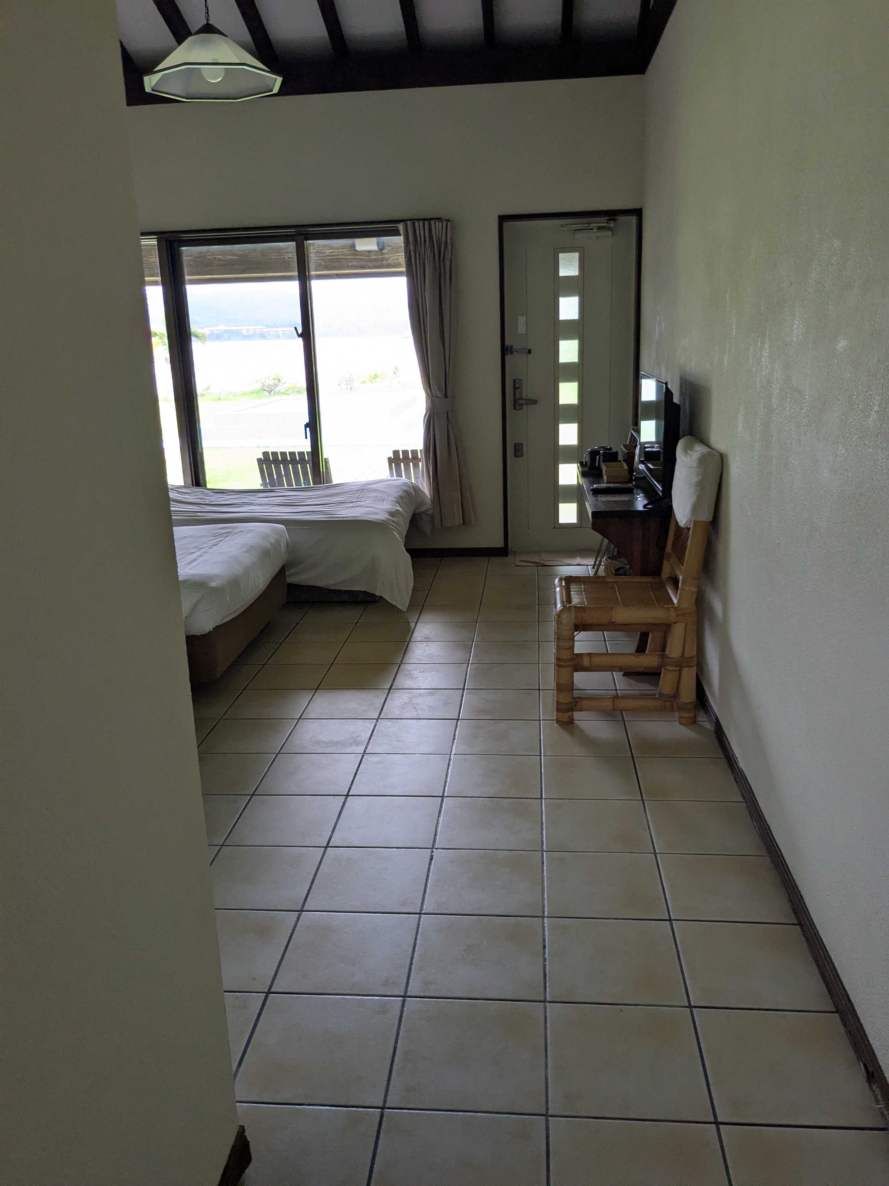 西表島ホテル　ヴィラうなりざき　部屋の玄関を開けたら　内観