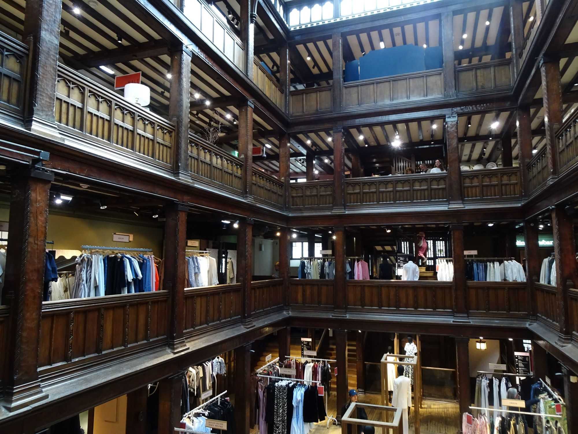 一週間のお休みをもらいロンドン旅行、木造のデパート「リバティ」に