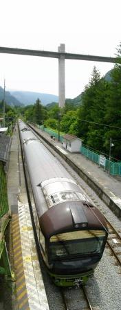 川原湯温泉駅に停車するリゾートやまどりと（仮称）湖面１号橋