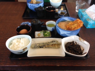 卵かけごはん定食（きつねうどん）＋茄子の天ぷら＋海老のかき揚げ.JPG