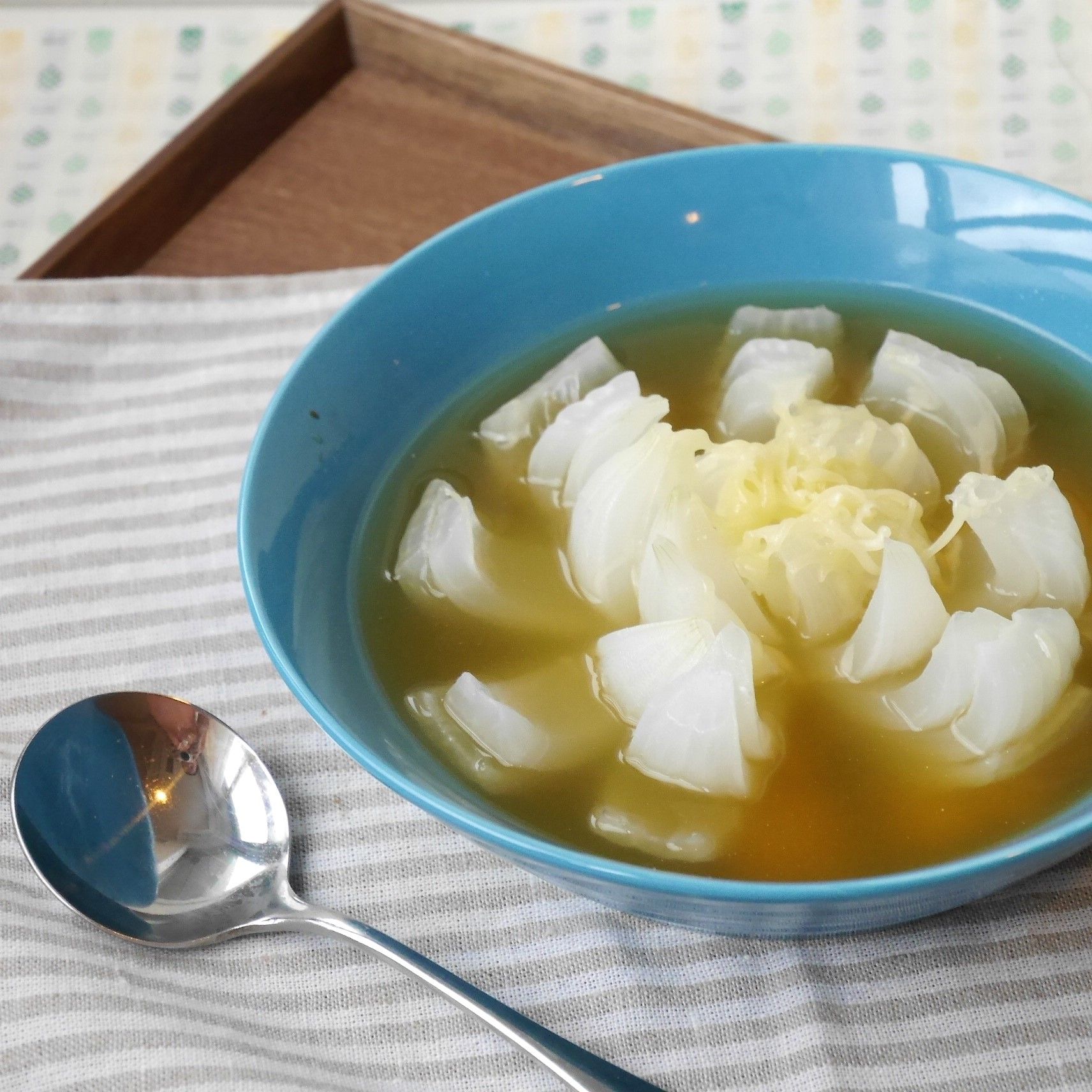 花咲くオニオンスープ_食卓