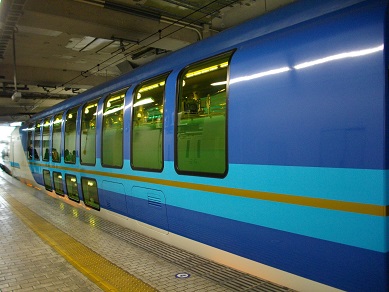 近鉄特急　しまかぜ（京都駅）