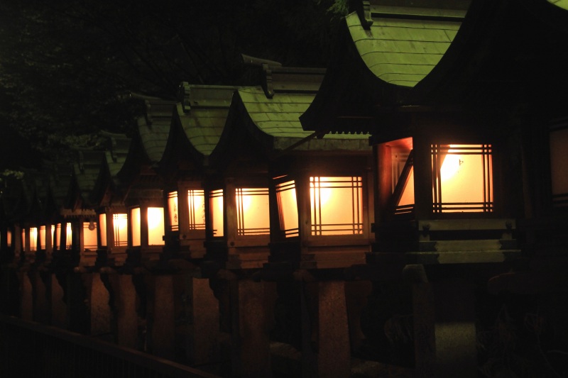 宝山寺境内灯篭_06.jpg