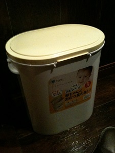オムツ入