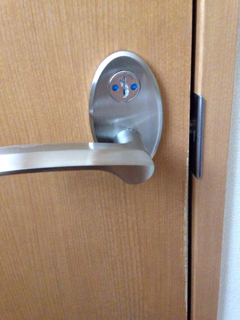 トイレのドアロック事件のドア