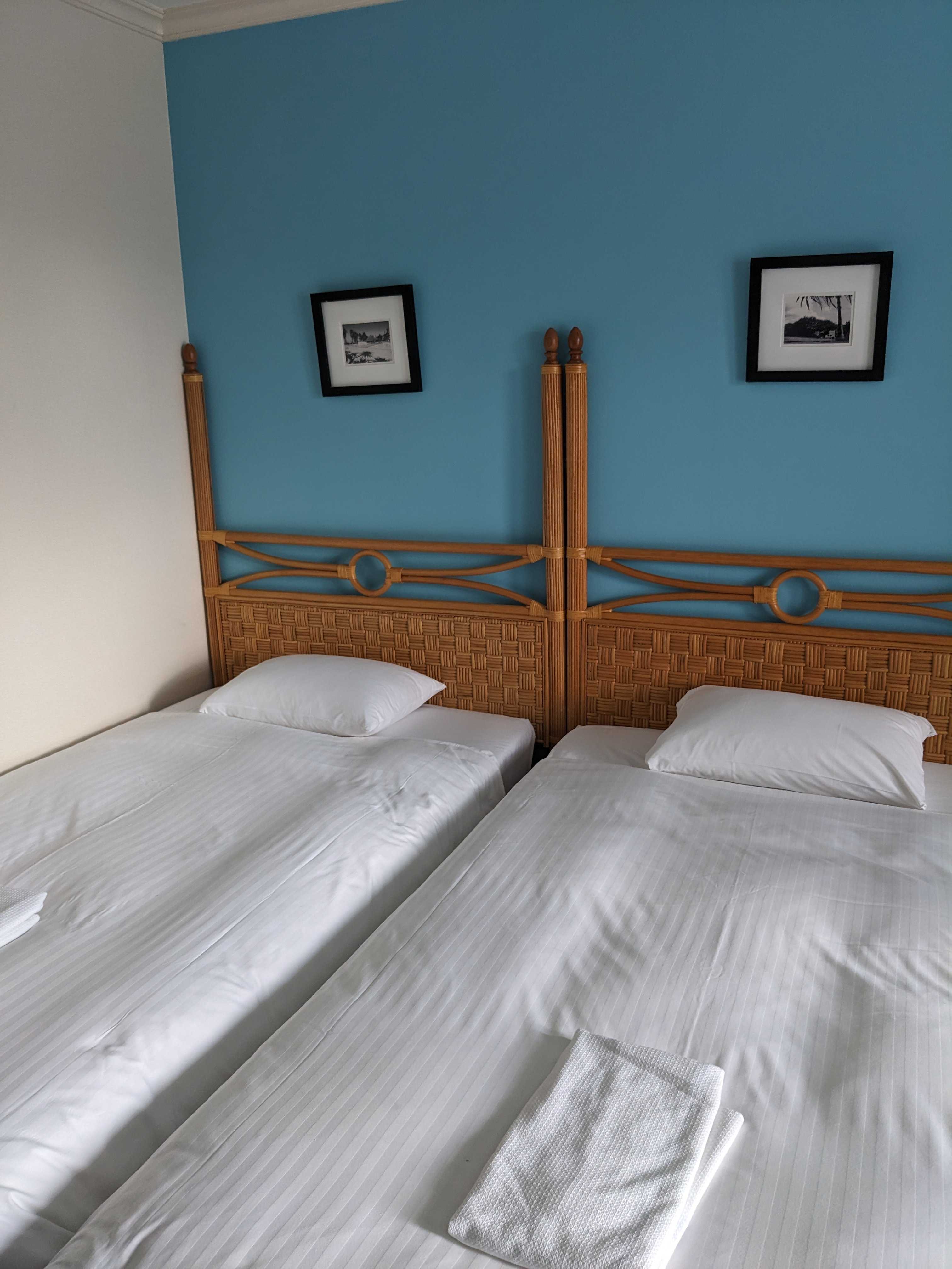 オクマプライベートビーチ＆リゾートのパームコテージの室内 ベッド