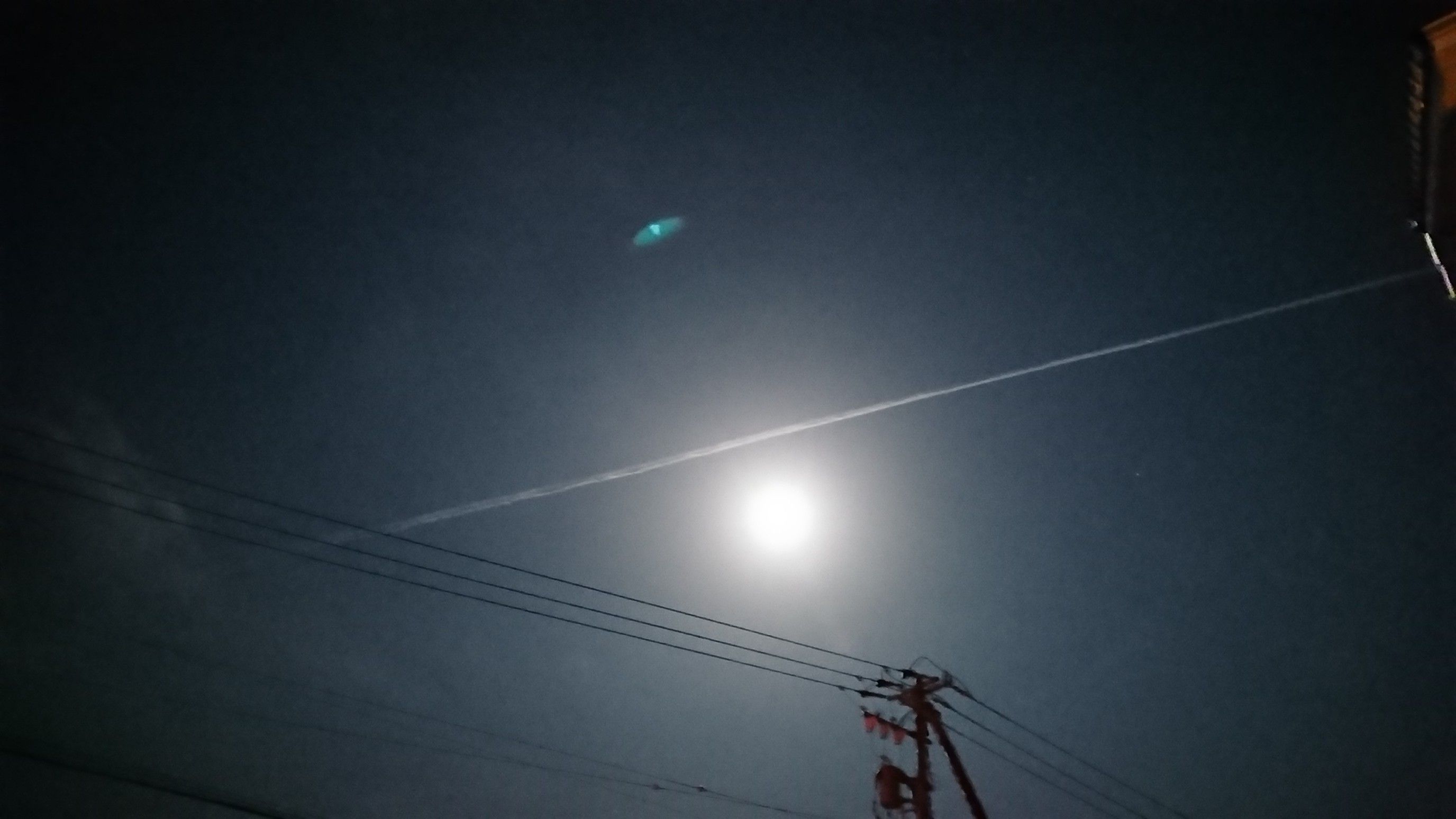 夜空に飛ぶ飛行機と月そして青い光 なつきの頑張るちゃメモメモ日記 楽天ブログ