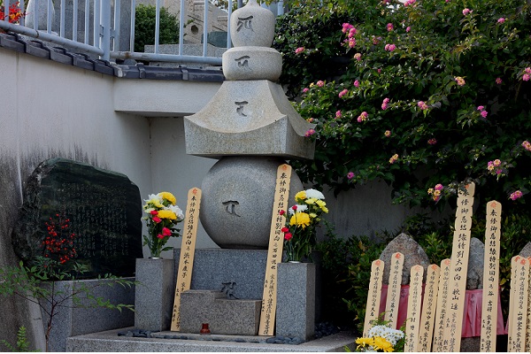 香盤池の供養塔　ブログ用.jpg
