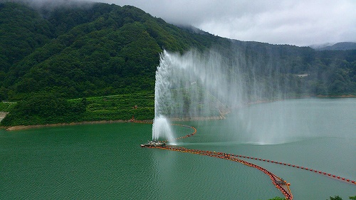 s-20140826大朝日岳ダム噴水.jpg