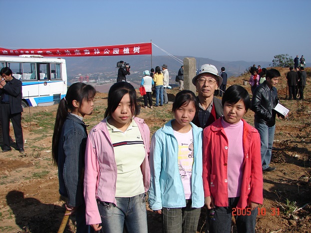 小浪底ダム植林（女子中学生とともに９）.JPG