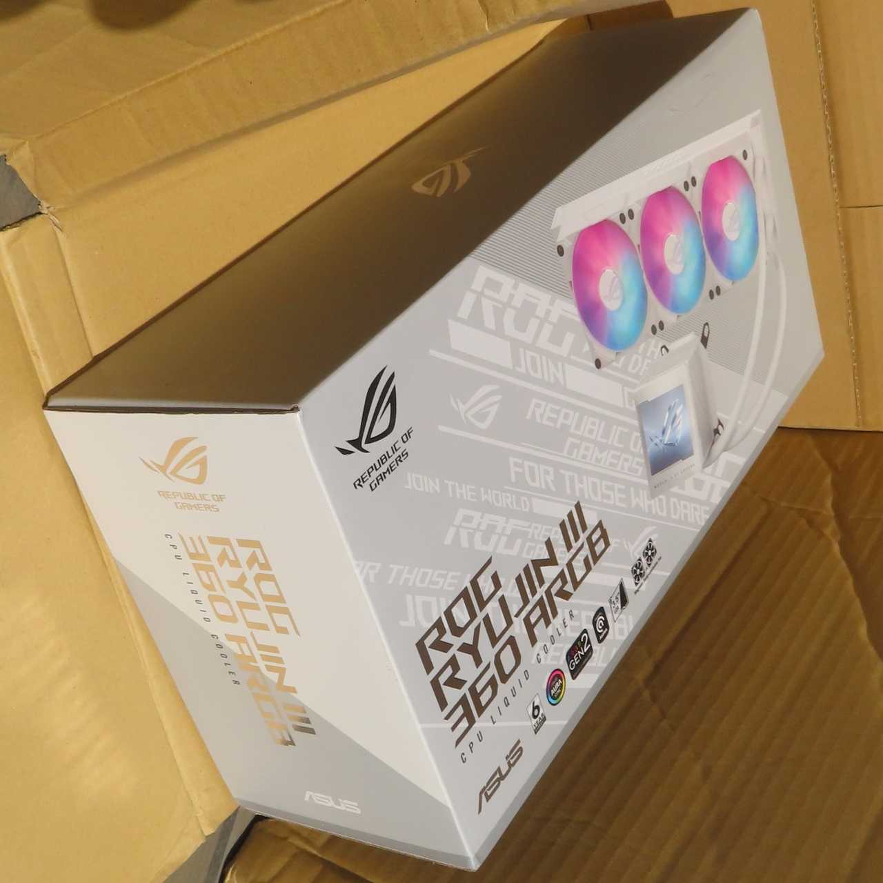 ASUS ROG Ryujin III 360 ARGB WHT 外箱 斜め写真