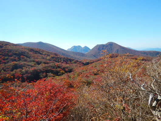 高塚山から三俣山方面を見る.jpg