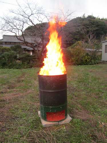 ドラム缶　焼却炉　たき火　キャンプファイアー 他のキャンパーとかぶらない！ドラム缶の焚き火台、ファイヤー