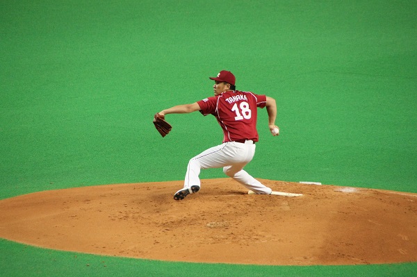 037大谷に投げる田中.jpg