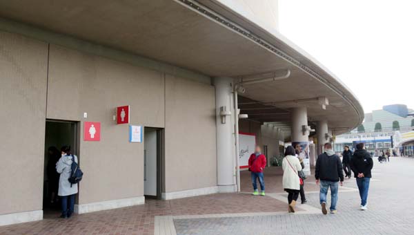 8 福岡 会場外トイレ行列 初日1525.JPG