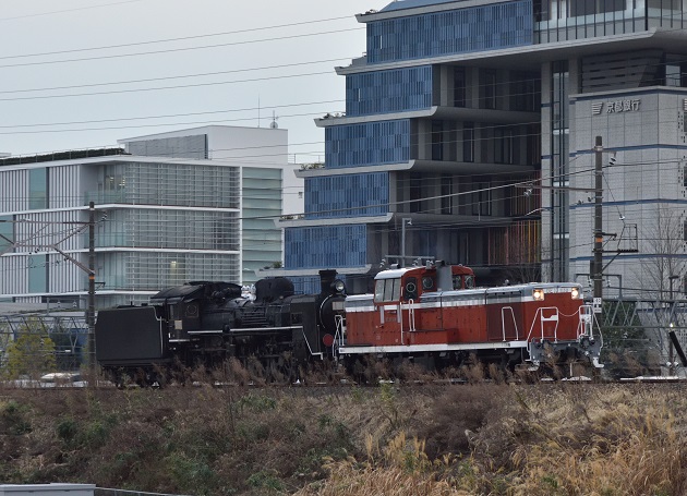 DE10-1118 2015.01.14 配9992レ　C57-1無動　1.jpg