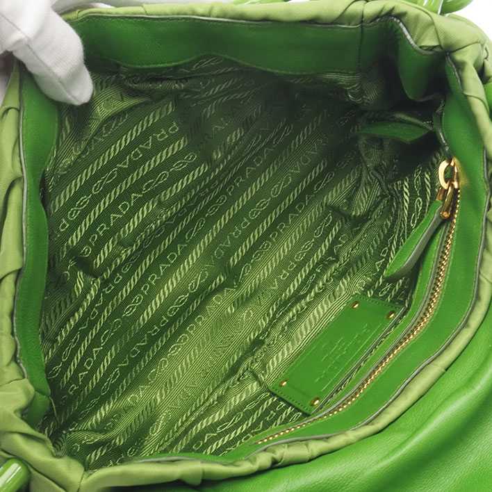 プラダの編み込みデザインが魅力のショルダーバッグを紹介します