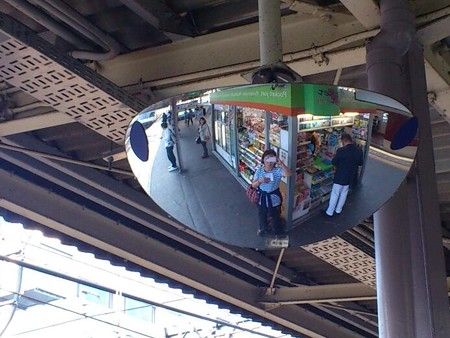 駅で電車待ち
