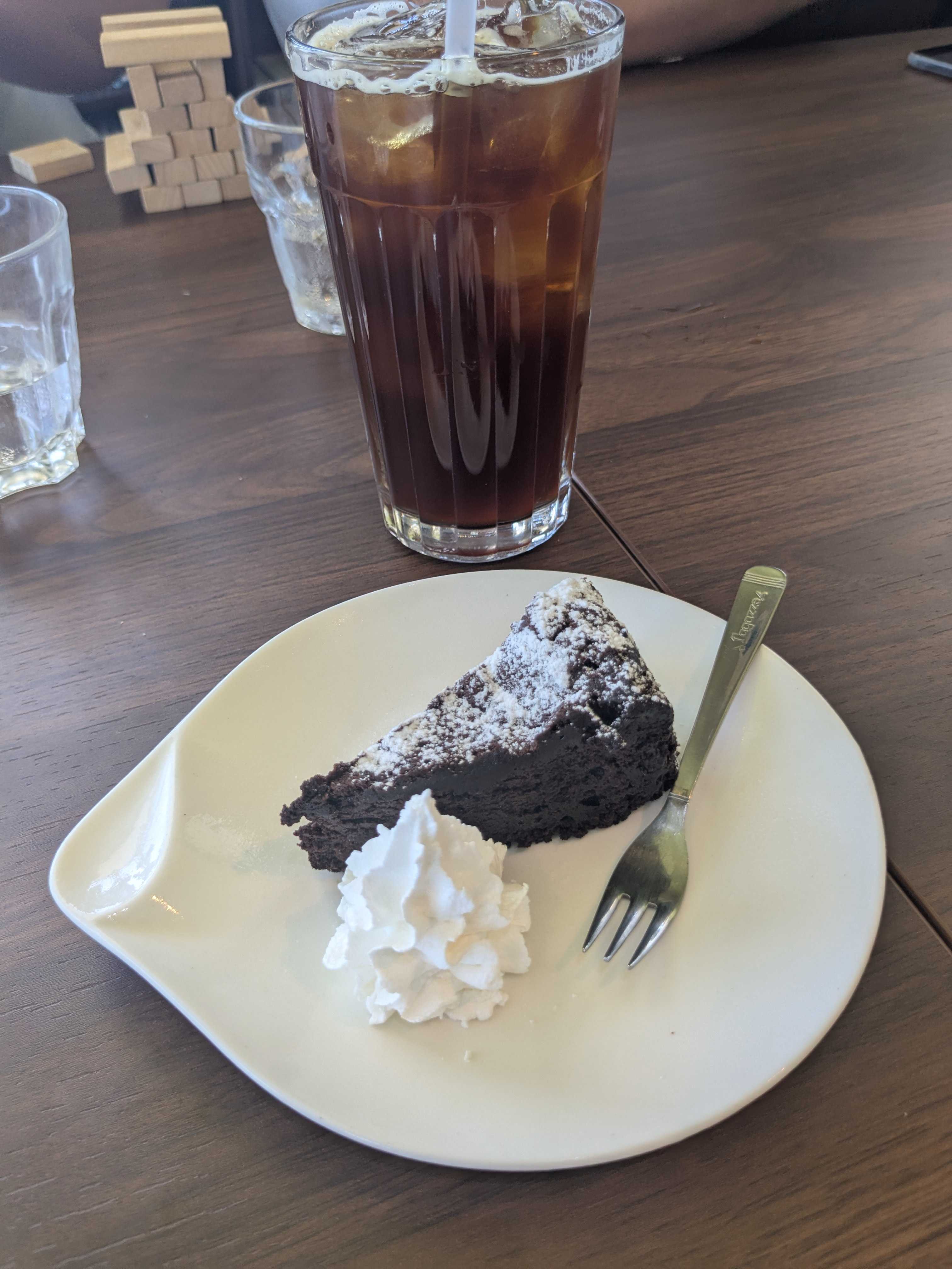 西表島　ラフラガーデン　子連れカフェランチ　アイスコーヒーとガトーショコラ