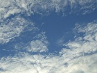 雲の隙間から澄んだ秋空が