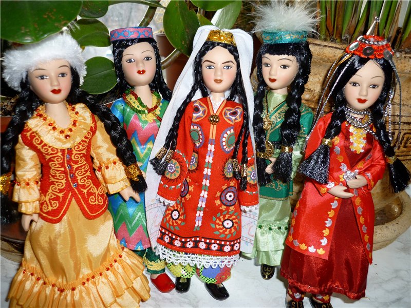 Кукла в национальной одежде. Куклы в национальных костюмах. Кукла в народном костюме. Узбекские куклы национальные. Кукла в узбекском национальном костюме.