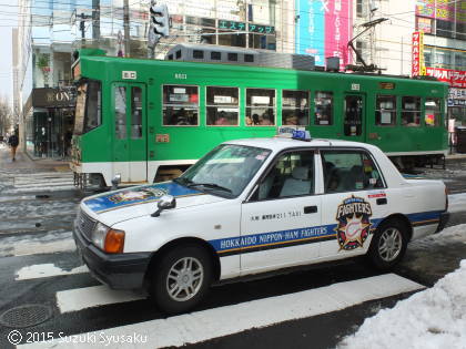 gr20151201-x100015-hok-sa-tram-nishi4-8511-fighters_taxi.jpg