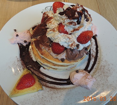 原宿 MOENA CAFE イチゴチョコパンケーキ