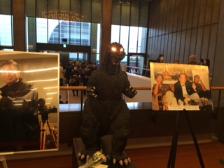 ゴジラ目が光.JPG