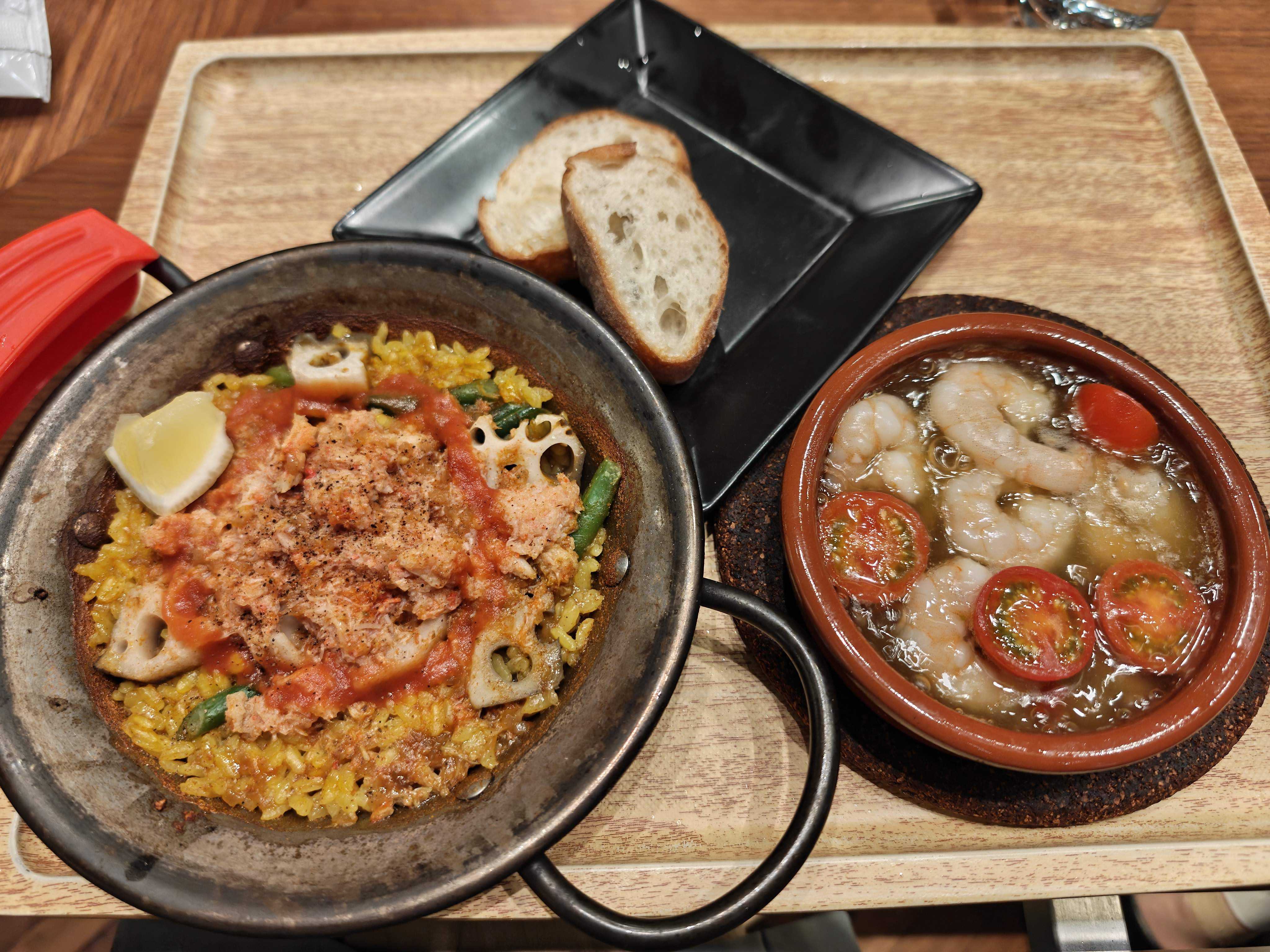 虎ノ門ヒルズ　Bar Espanol PICAR (ピカール)　ランチ ズワイ蟹とレンコンのパエリャ & 海老とキノコのアヒージョ