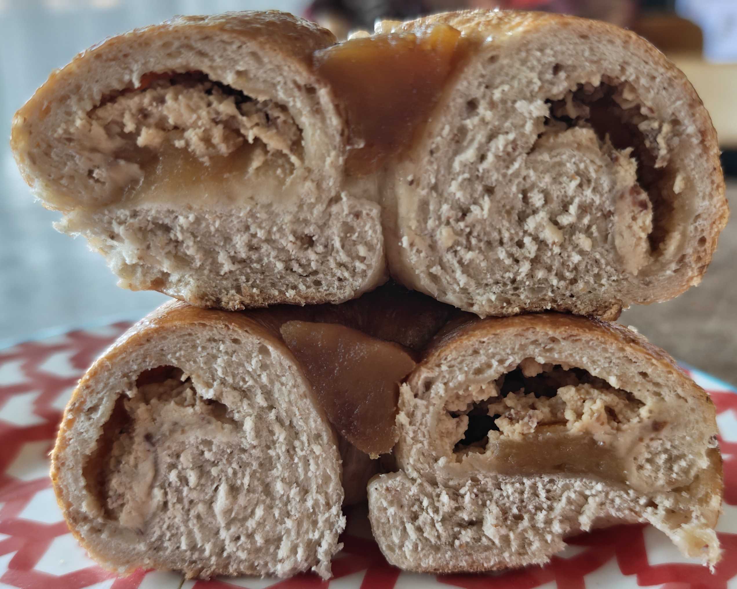 参宮橋駅　Gris bagel(グリズベーグル)　りんごラムレーズンベーグルの断面