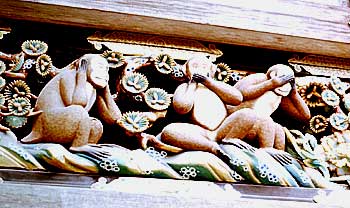 三猿の彫刻
