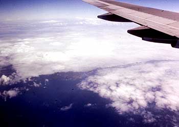 航空機内からハワイ諸島を見下ろす