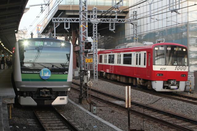 横浜線E233系 デビューマーク付と京急の並び！3