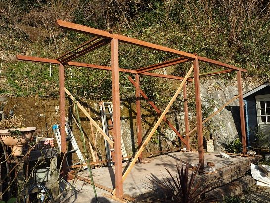 可愛いお歳暮 パーゴラの柱を固め中 シャルル ドゥ ミルのオベリスク誘引 ピーチヒルの薔薇日記 楽天ブログ