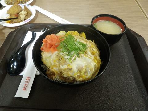 三越フードコート　八番赤野　親子丼