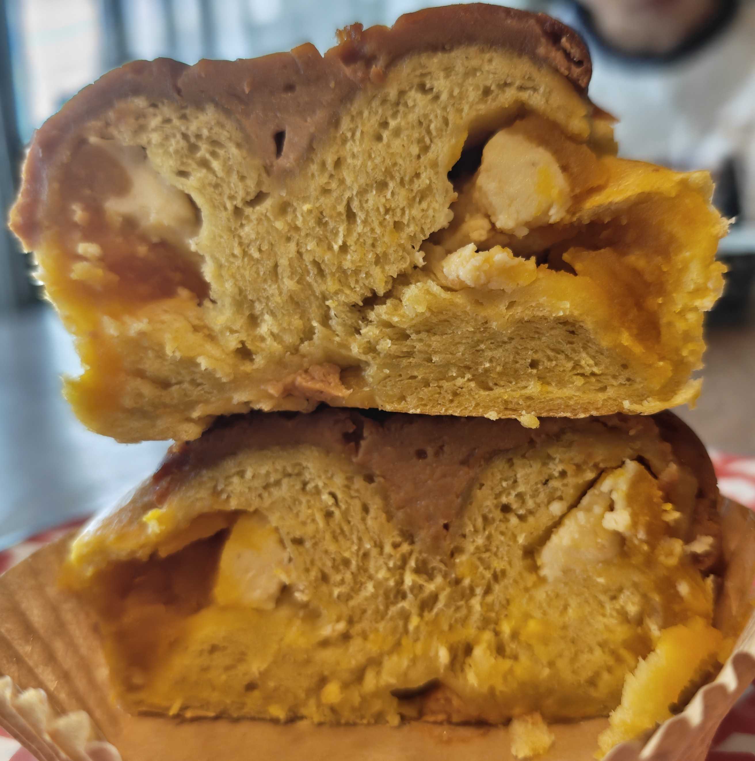 東京都小金井市 ぐるてんずカヌレ　京都市 小麦研究所 千葉県内のイベントで購入　キャラメルパンプキンチーズケーキベーグルの断面