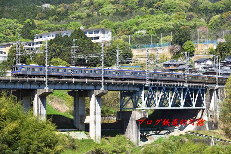 峠越えの高い鉄橋