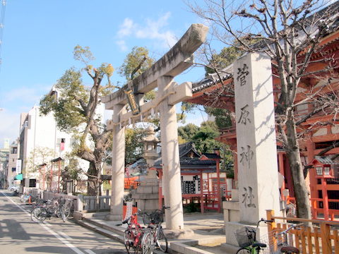 菅原神社と表の道路