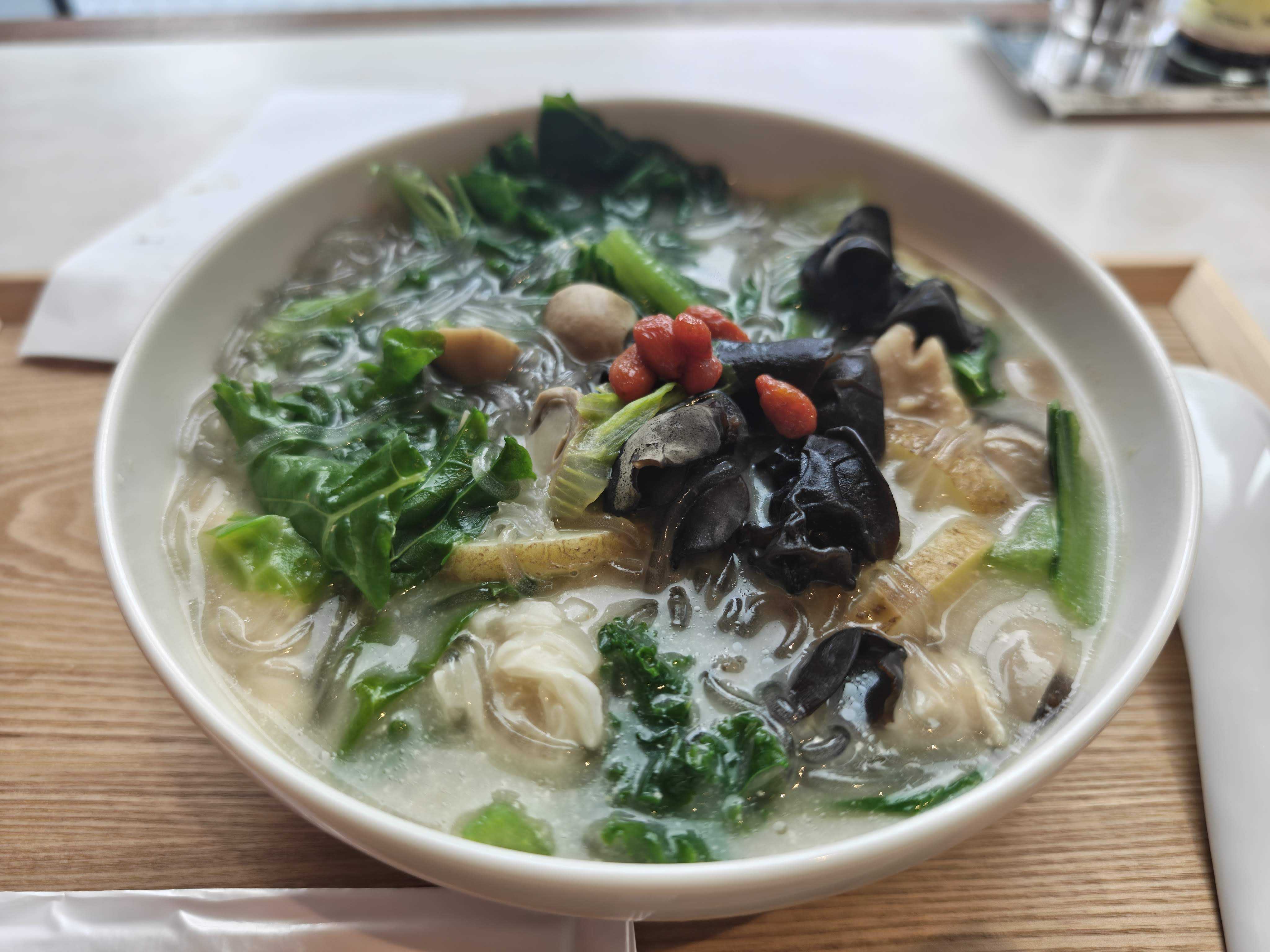 バイウェイヌードル 虎ノ門ヒルズ ランチ　茹で鶏ともち米焼売の薬膳白湯